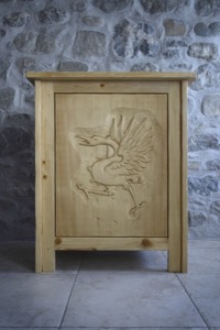 Meuble avec tavillons et grue sculptée par Jean-Marc Gaillard