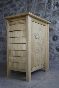 Meuble avec tavillons et grue sculptée par Jean-Marc Gaillard