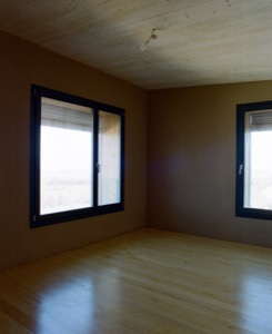 Construction en paille, intérieur spacieux, Suisse