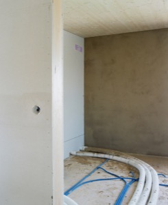 Canalisations dans une construction en paille, chantier, Suisse